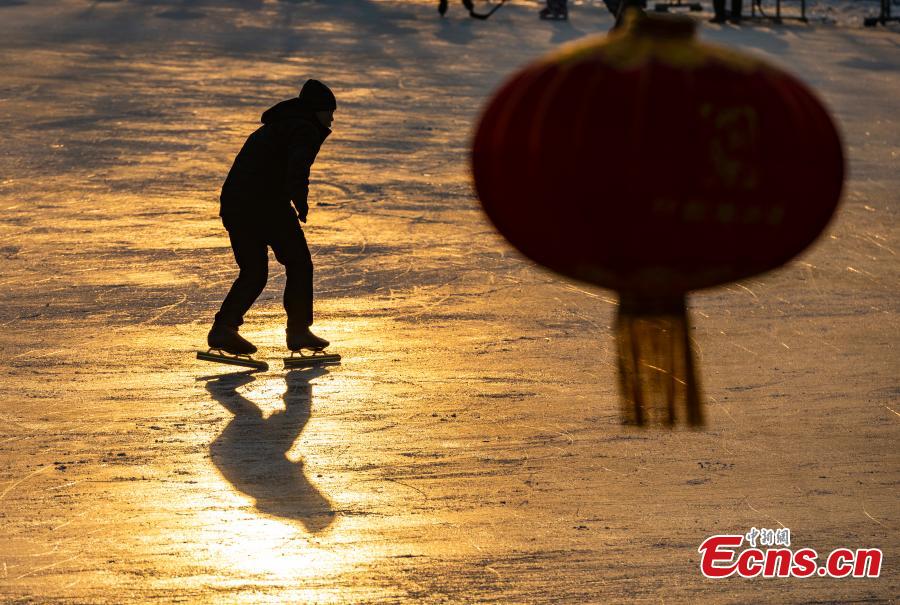 Cidad?os de Beijing desfrutam de esportes no gelo em Shichahai