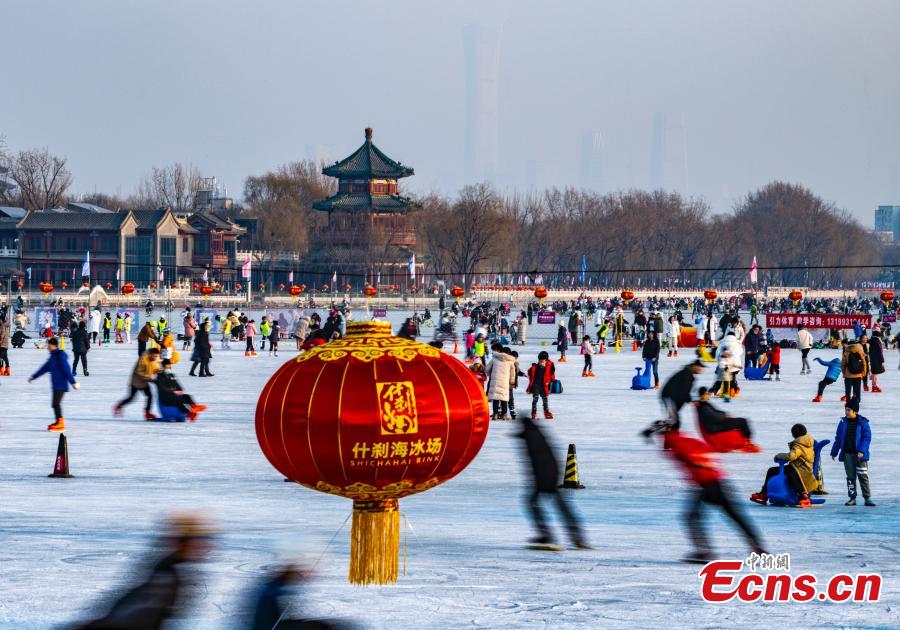 Cidad?os de Beijing desfrutam de esportes no gelo em Shichahai