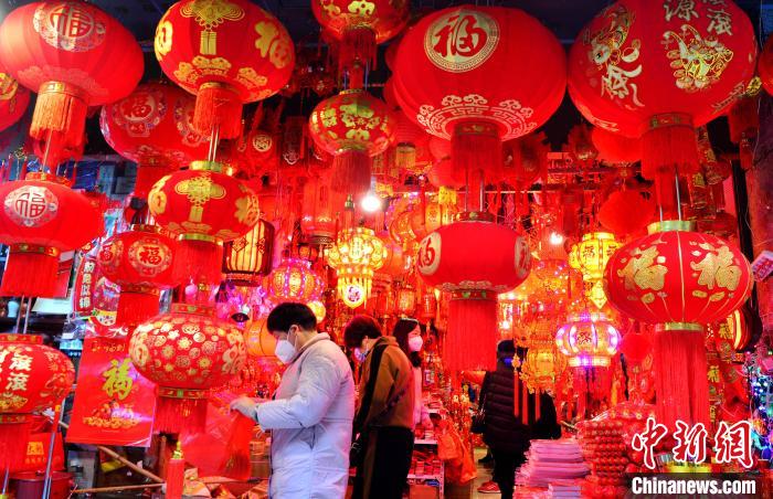Ornamentos festivais s?o populares com aproxima??o do Ano Novo Chinês
