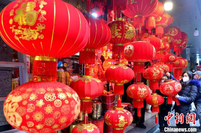 Ornamentos festivais s?o populares com aproxima??o do Ano Novo Chinês