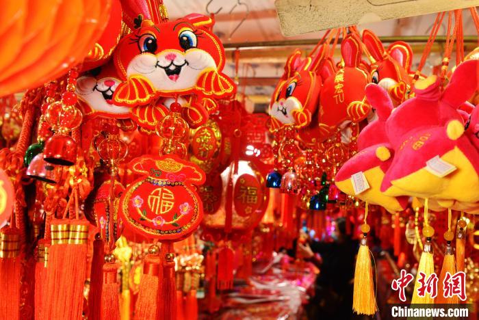 Ornamentos festivais s?o populares com aproxima??o do Ano Novo Chinês
