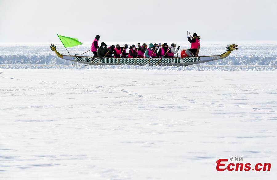 Corrida de barcos-drag?o de gelo é realizada em Xinjiang