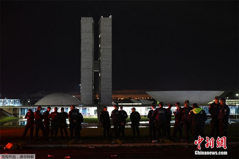 Galeria: Congresso brasileiro e outras institui??es após ataques