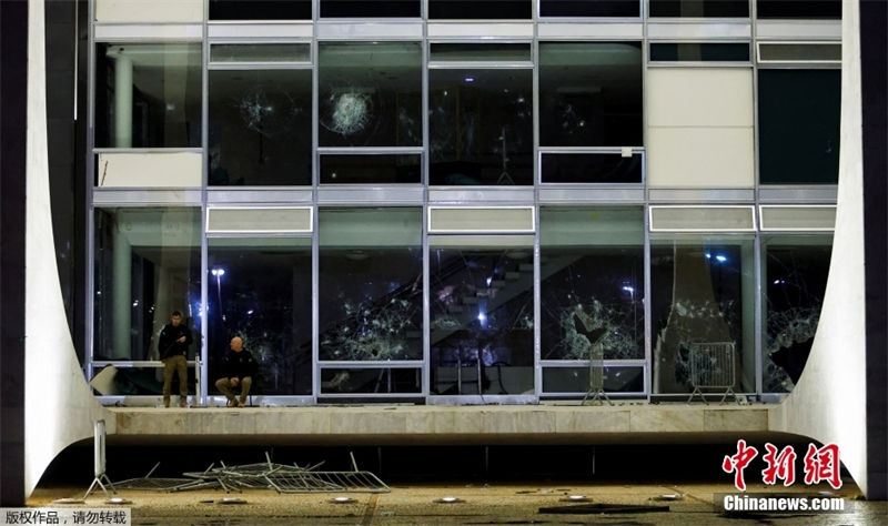 Galeria: Congresso brasileiro e outras institui??es após ataques