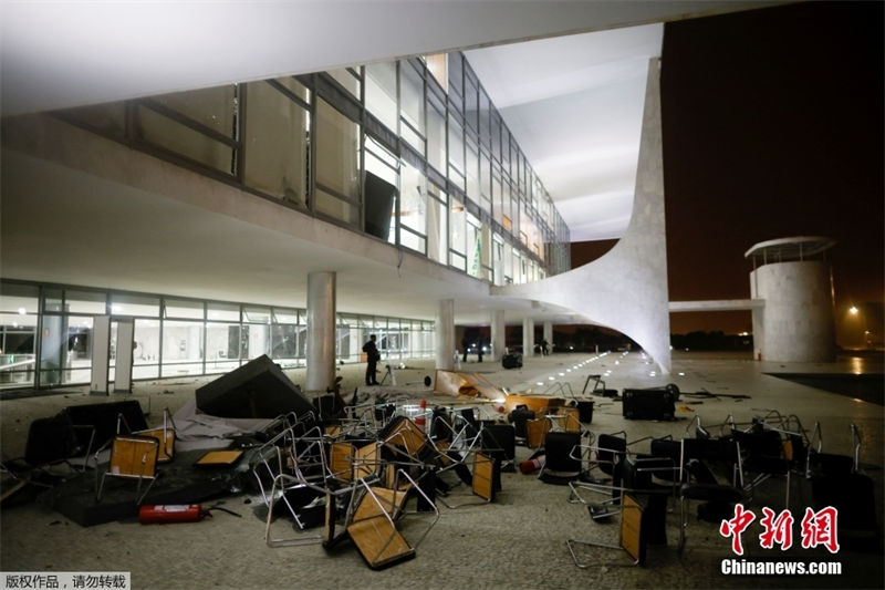 Galeria: Congresso brasileiro e outras institui??es após ataques