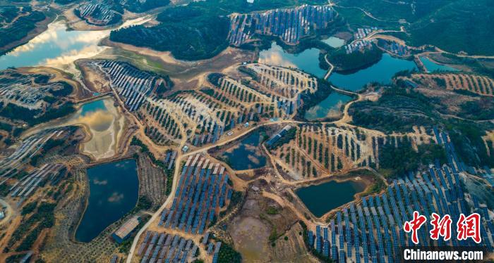 Usina fotovoltaica brilha na luz do p?r-do-sol no leste da China