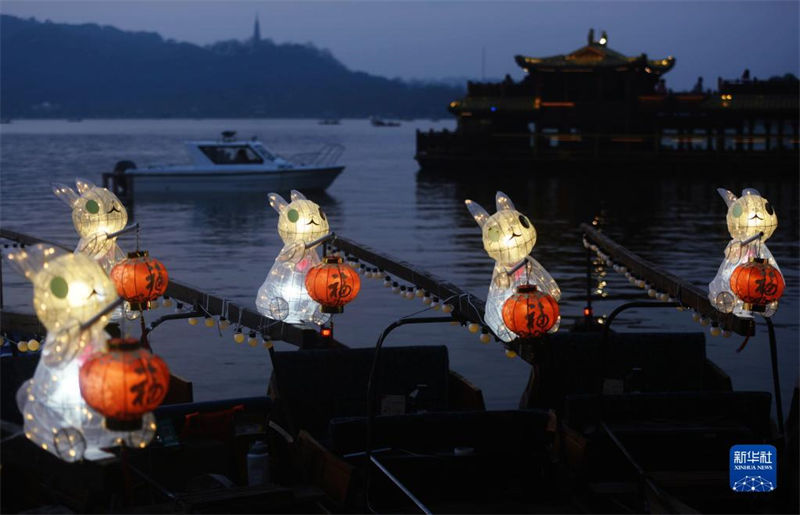 Lanternas de coelho de jade iluminam lago Oeste de Hangzhou