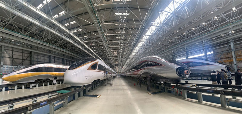 Conjunto de trem-bala inteligente Fuxing realiza viagem inédita para regi?es alpinas