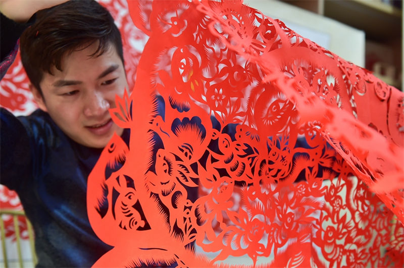 Cem coelhos em corte de papel s?o preparados para receber Ano Novo Chinês do Coelho