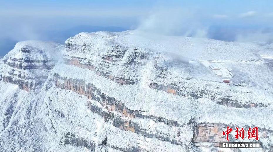 Galeria: montanha Longtou está coberta de neve 