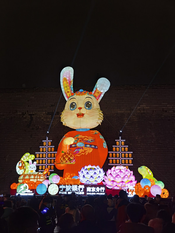 Chineses se regozijam no primeiro feriado após mudan?a de resposta à COVID