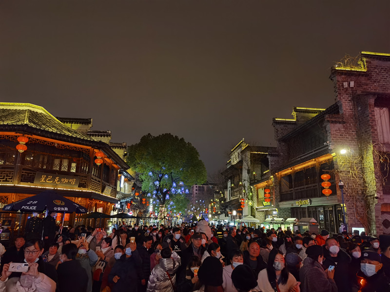 Chineses se regozijam no primeiro feriado após mudan?a de resposta à COVID