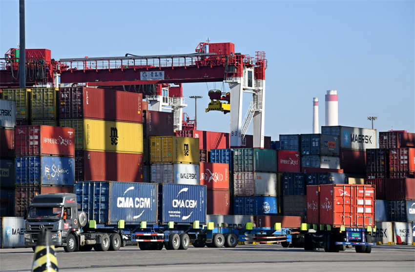 Porto de Qingdao agiliza opera??es para responder à demanda