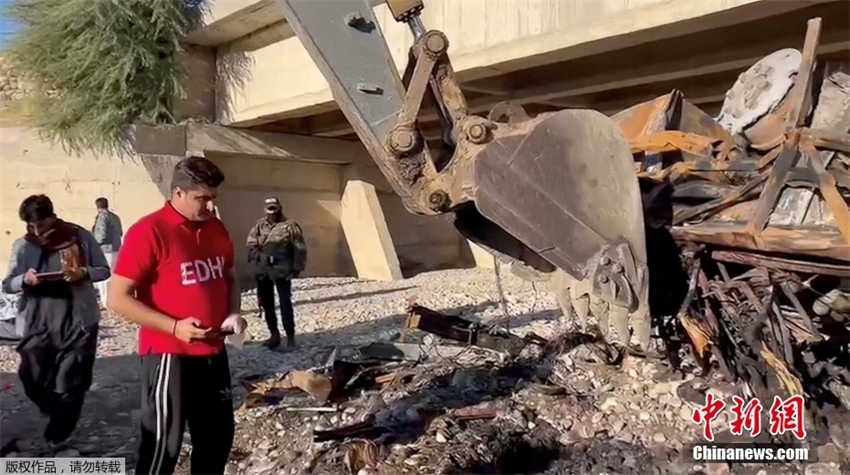 Acidente de ?nibus deixa pelo menos 40 mortos e 4 feridos no sudoeste do Paquist?o