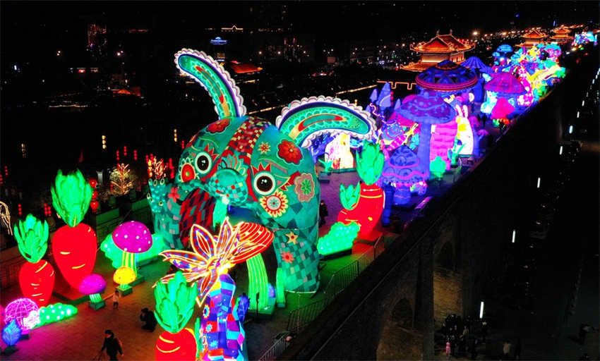 Galeria: Vista aérea de luzes e lanternas em Xi'an