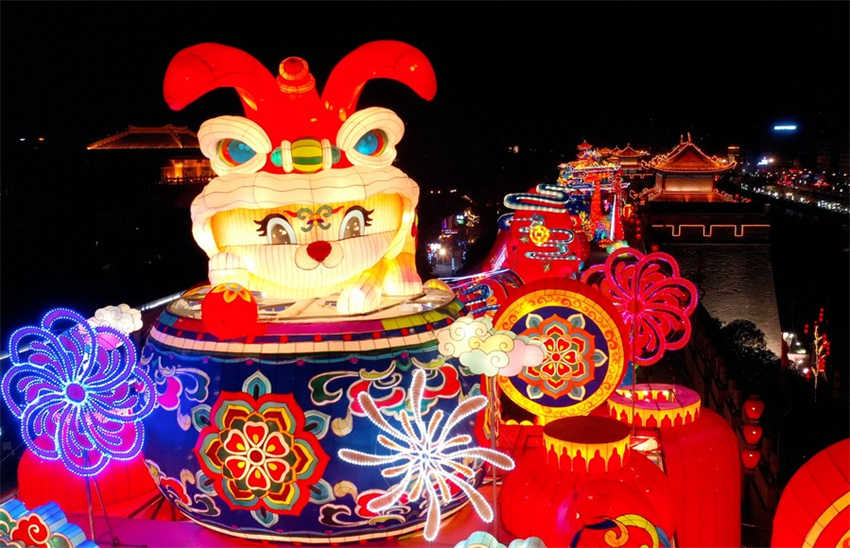 Galeria: Vista aérea de luzes e lanternas em Xi'an