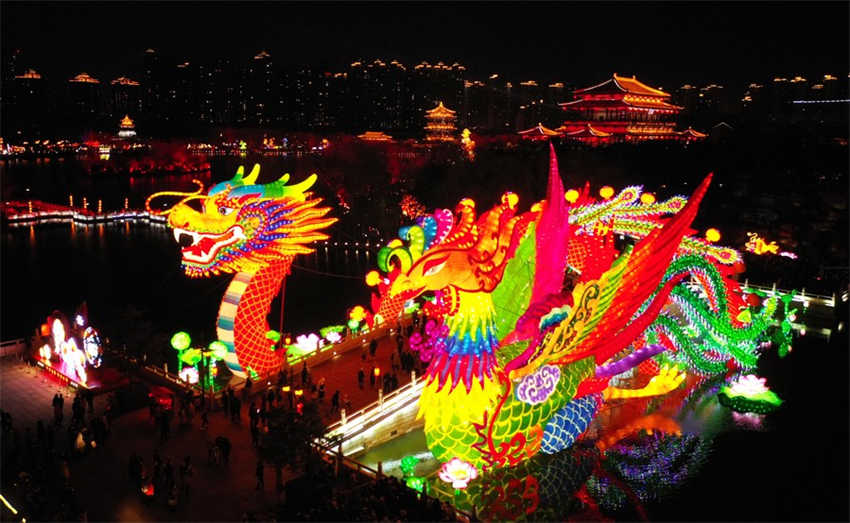 Galeria: Vista aérea de luzes e lanternas em Xi'an