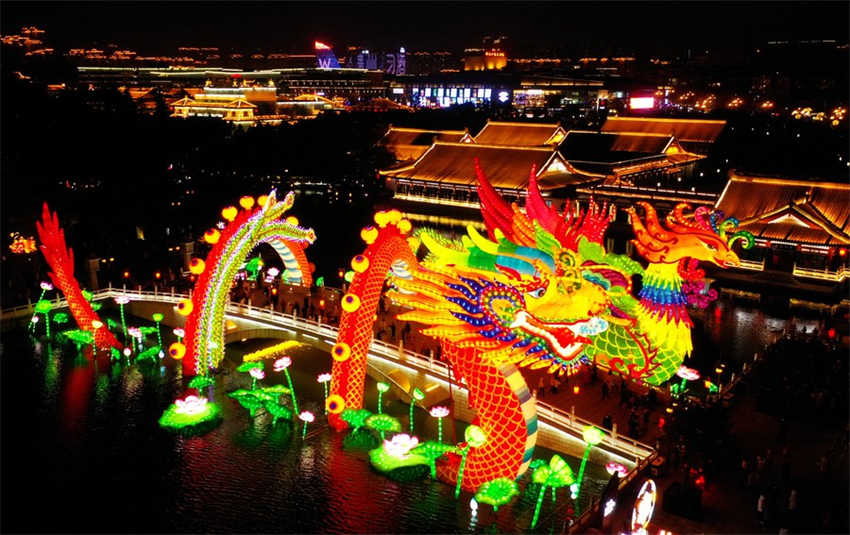 Galeria: Vista aérea de luzes e lanternas em Xi'an