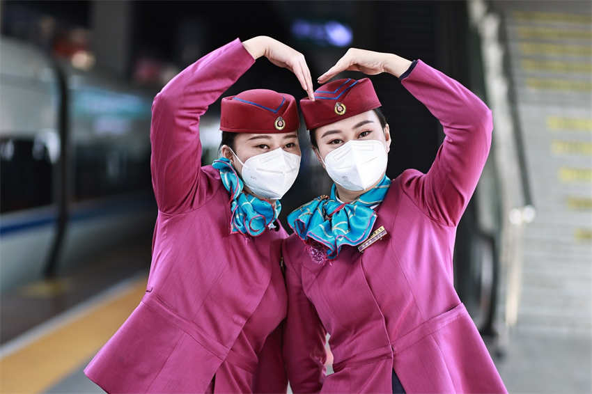 Comissárias de bordo de trem gêmeas passam férias ao servi?o