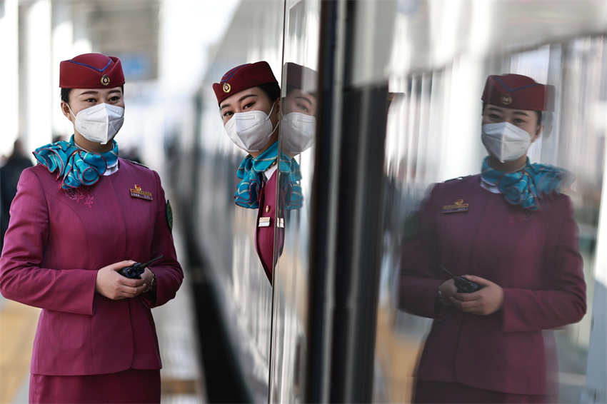 Comissárias de bordo de trem gêmeas passam férias ao servi?o