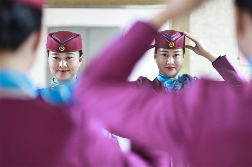 Comissárias de bordo de trem gêmeas passam férias ao servi?o