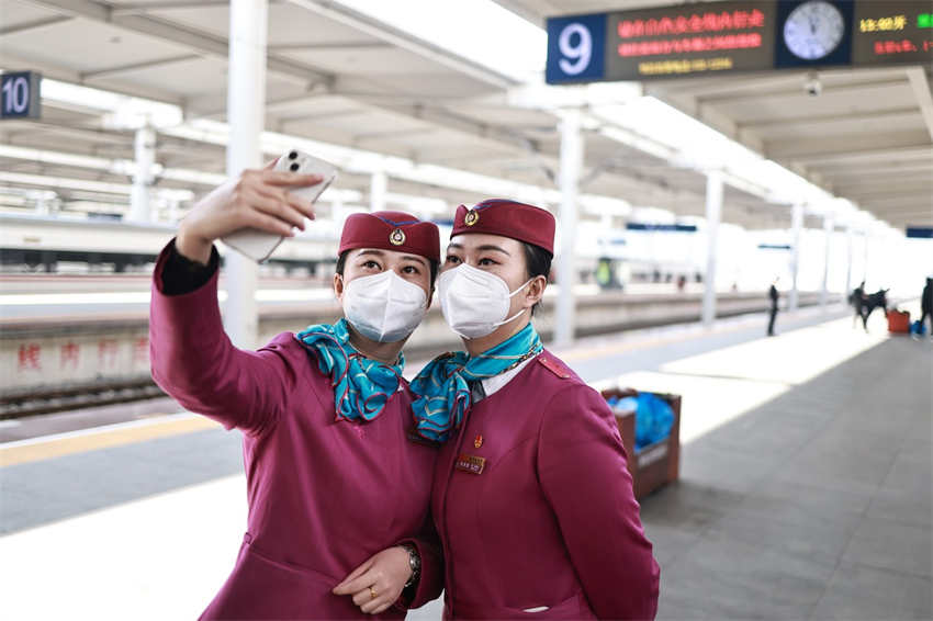 Comissárias de bordo de trem gêmeas passam férias ao servi?o