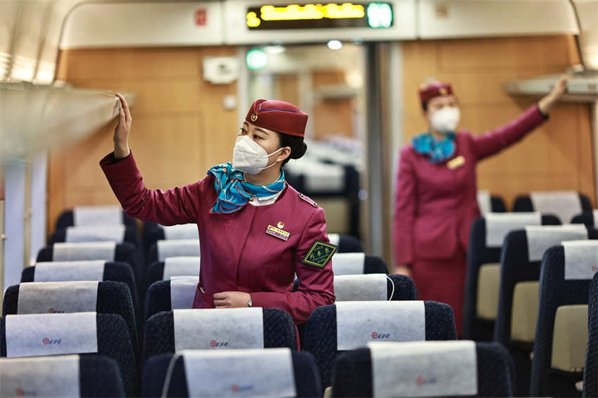 Comissárias de bordo de trem gêmeas passam férias ao servi?o