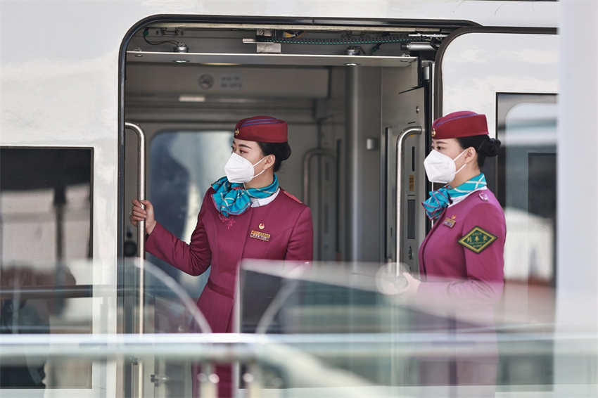 Comissárias de bordo de trem gêmeas passam férias ao servi?o