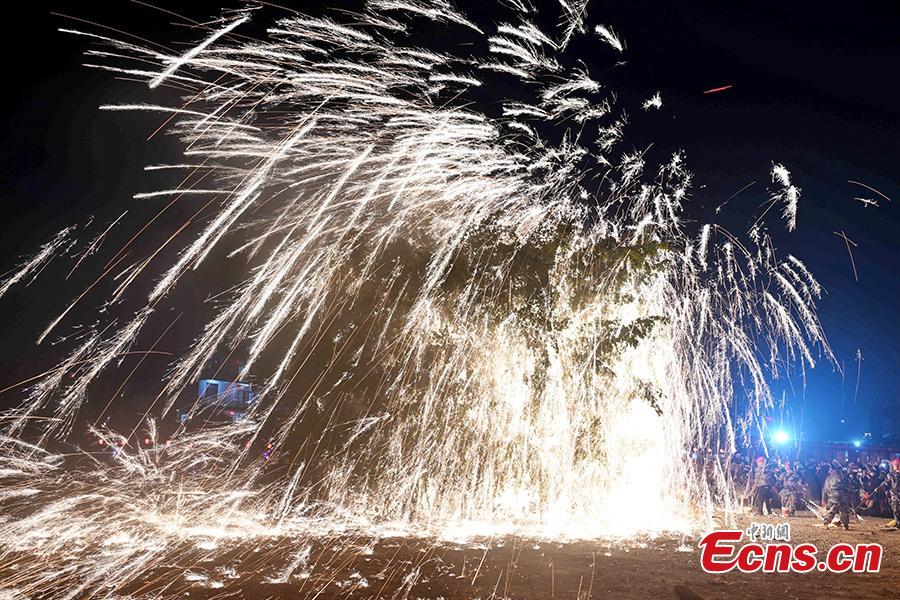 Galeria: tradi??o de lan?amento de fagulhas de ferro derretido sobre árvores em Fujian