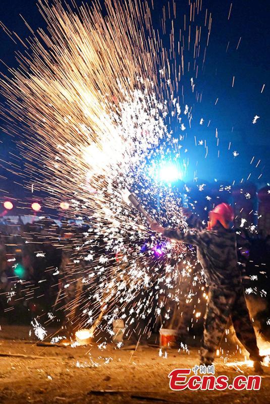 Galeria: tradi??o de lan?amento de fagulhas de ferro derretido sobre árvores em Fujian