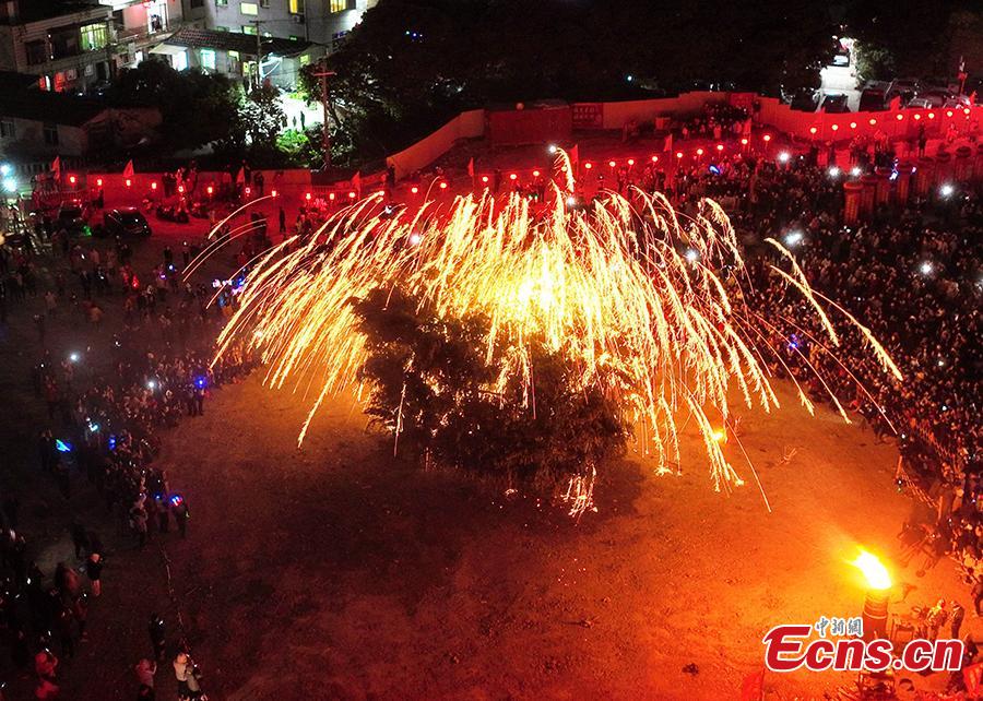 Galeria: tradi??o de lan?amento de fagulhas de ferro derretido sobre árvores em Fujian