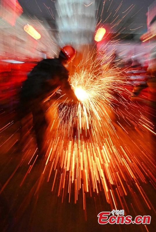 Galeria: tradi??o de lan?amento de fagulhas de ferro derretido sobre árvores em Fujian