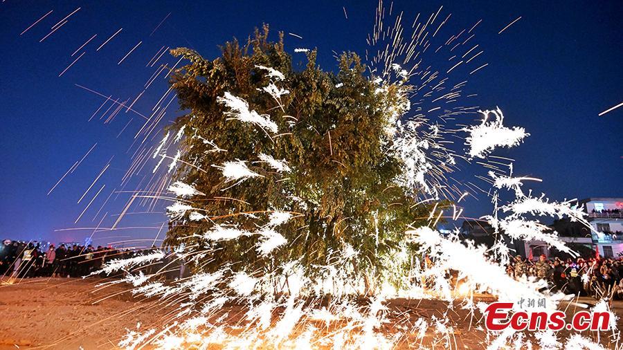 Galeria: tradi??o de lan?amento de fagulhas de ferro derretido sobre árvores em Fujian