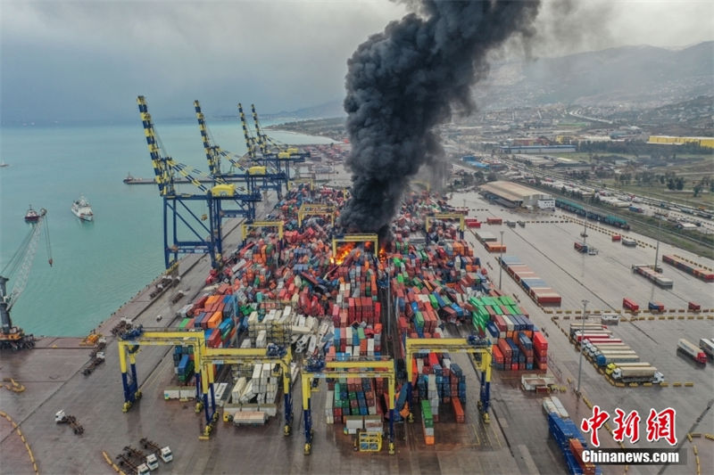 Turquia: terremoto causa incêndio em contêineres no porto de Hatay