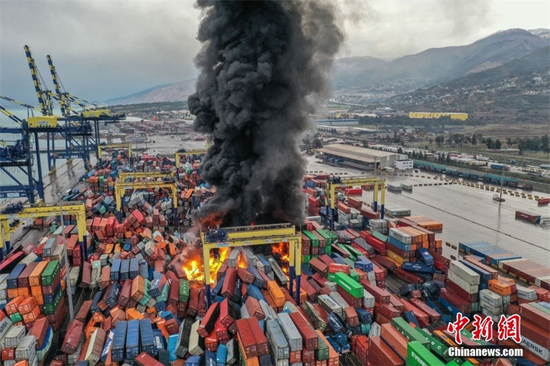 Turquia: terremoto causa incêndio em contêineres no porto de Hatay