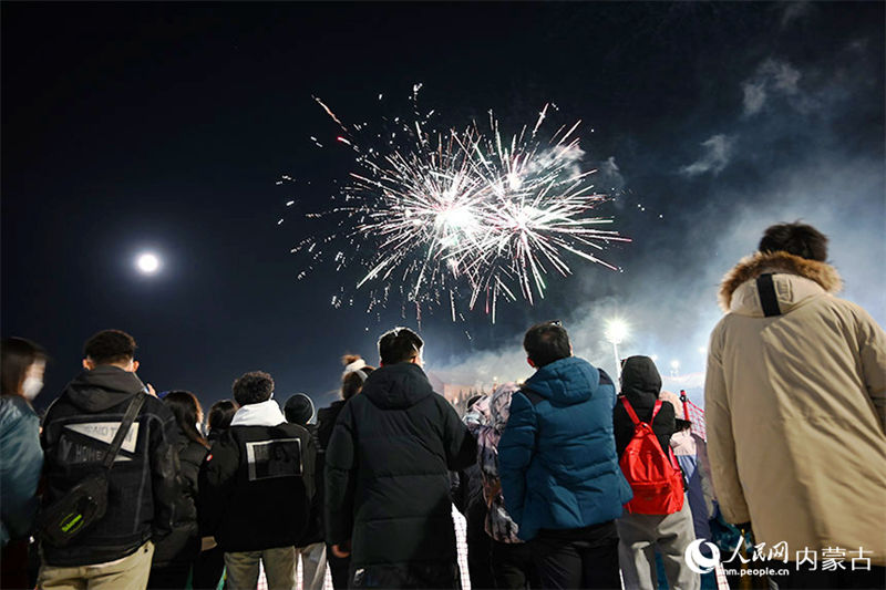 Mongólia Interior: Festival das Lanternas festejado com fogos de artifício na neve