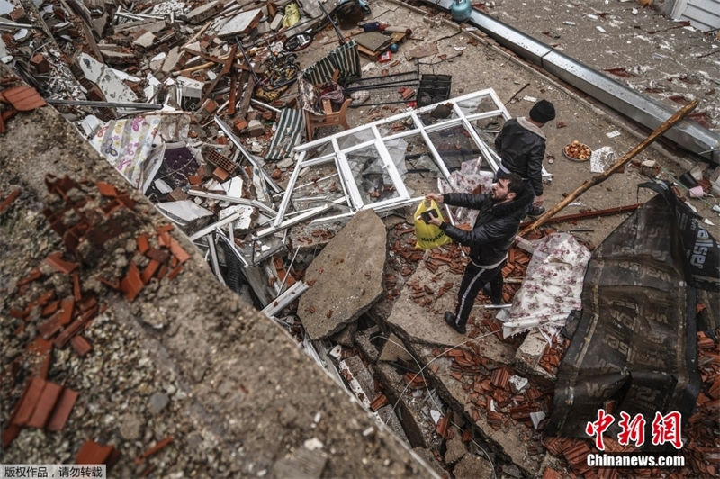 Povo turco também se une aos esfor?os de resgate após terremento