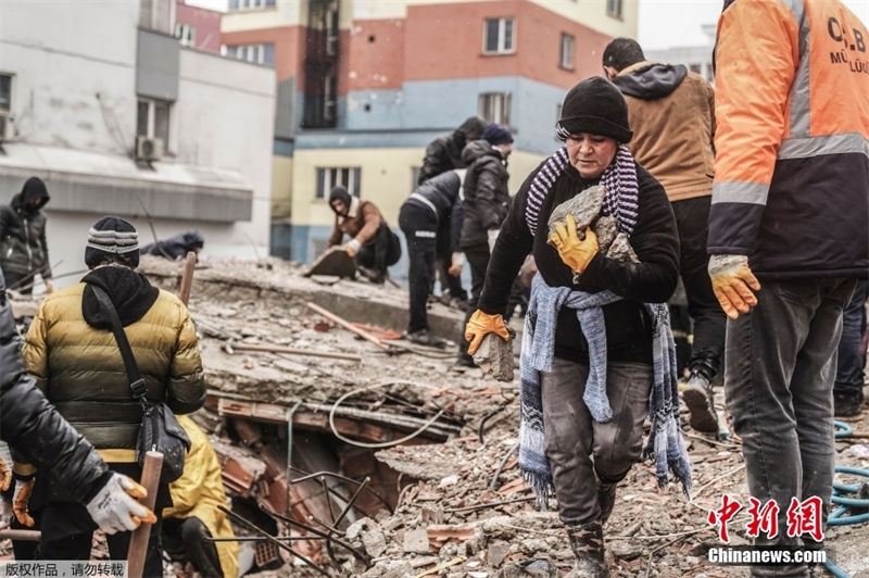 Povo turco também se une aos esfor?os de resgate após terremento