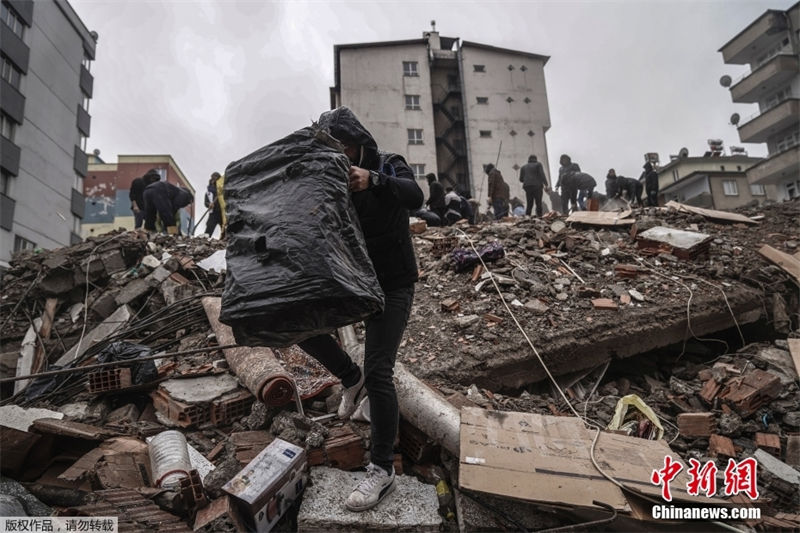Povo turco também se une aos esfor?os de resgate após terremento