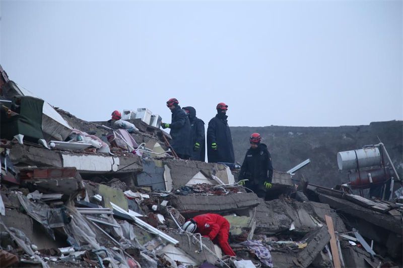 Mortes na Turquia e Síria excedem 6.000 com apelos crescentes para que as san??es dos EUA à Síria sejam suspensas