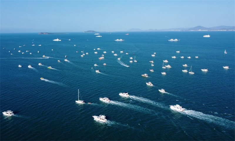 Galeira: águas da cidade de Sanya agitadas pela presen?a de iates