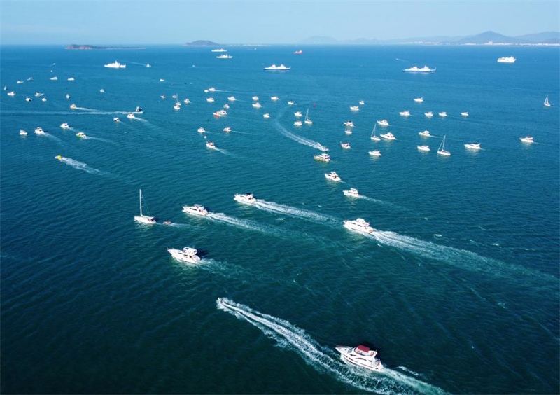 Galeira: águas da cidade de Sanya agitadas pela presen?a de iates