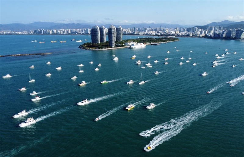 Galeira: águas da cidade de Sanya agitadas pela presen?a de iates