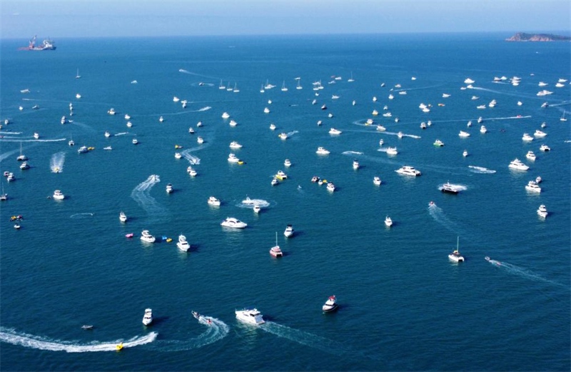 Galeira: águas da cidade de Sanya agitadas pela presen?a de iates