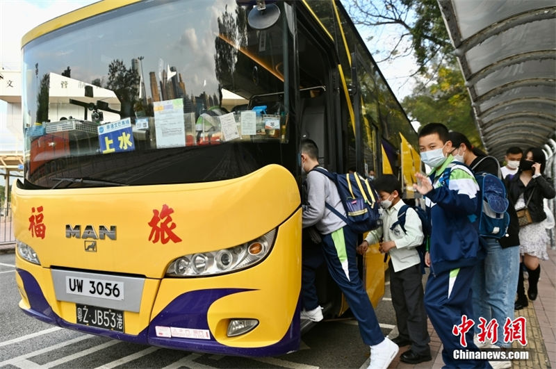 Hong Kong: crian?as que atravessam a fronteira regressam às aulas