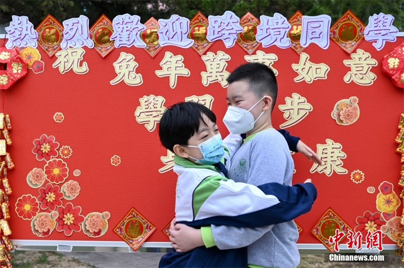 Hong Kong: crian?as que atravessam a fronteira regressam às aulas