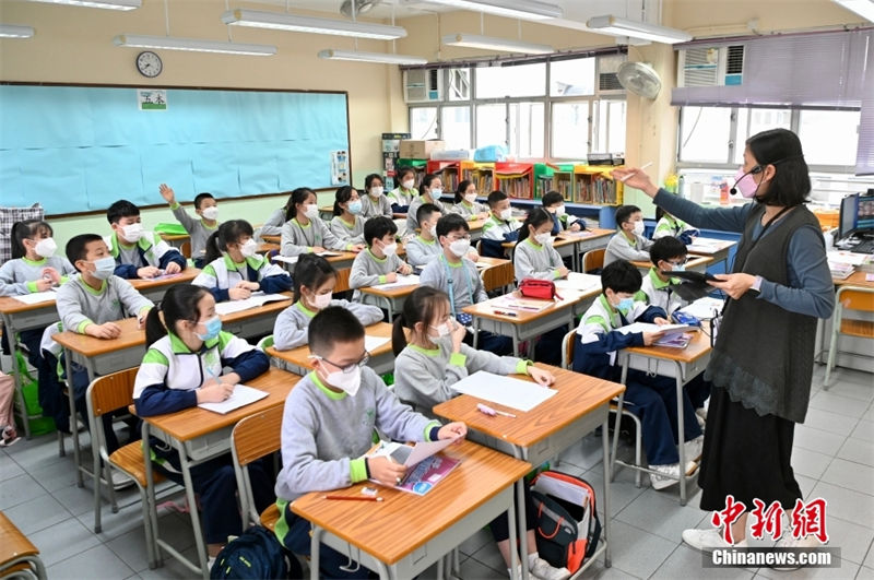 Hong Kong: crian?as que atravessam a fronteira regressam às aulas