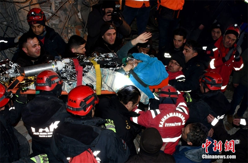 Turquia: m?e e filha s?o resgatadas com sucesso após 92 horas sob escombros