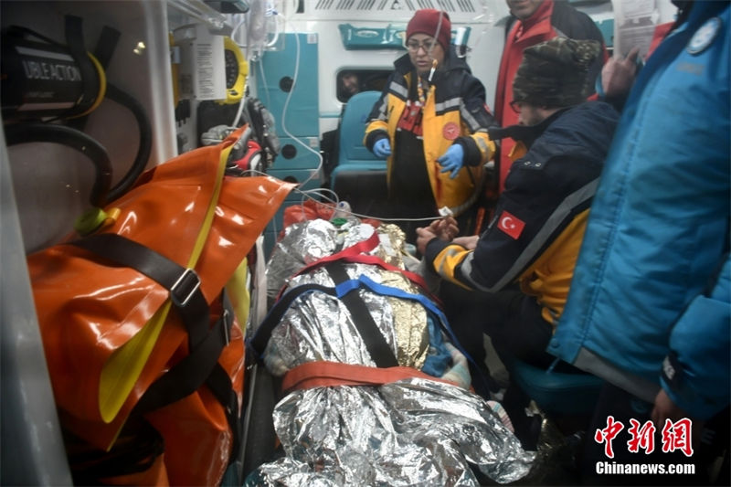 Turquia: m?e e filha s?o resgatadas com sucesso após 92 horas sob escombros