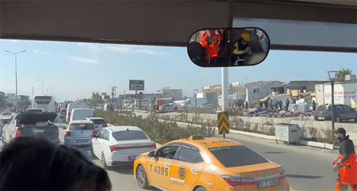 Diário de resgate: aplausos da equipe de resgate turca d?o animo e esperan?a